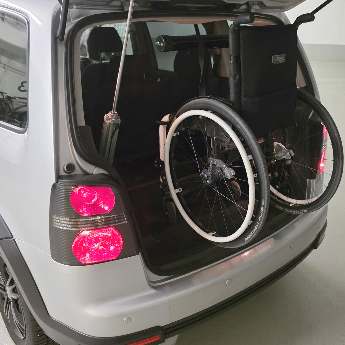 vw-touran-cross-mozgasserult-sofornek